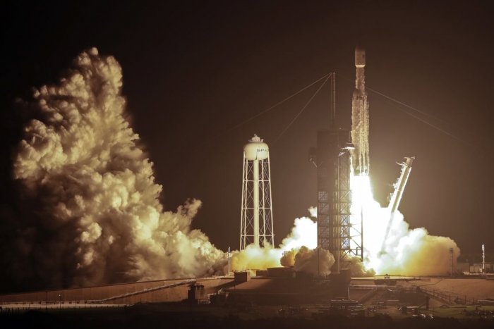 Ilustračný obrázok k článku Falcon Heavy opäť vo vesmíre: Na obežnú dráhu vyniesla 24 výskumných družíc
