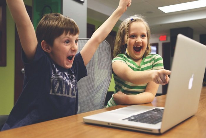 Ilustračný obrázok k článku Ak dieťa necháte slobodne používať počítač, hrozia mu vážne problémy