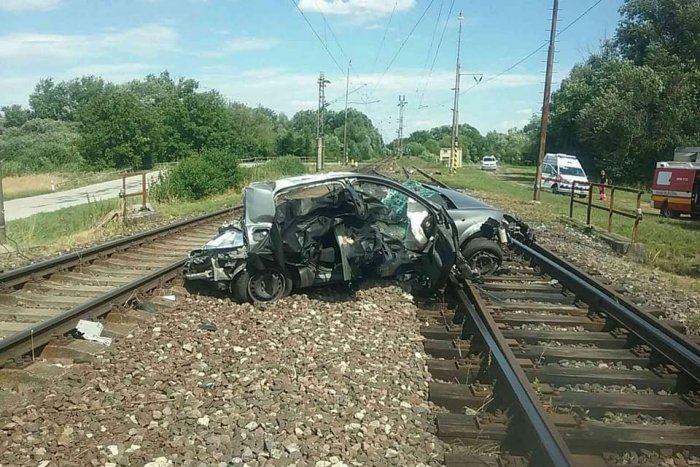 Ilustračný obrázok k článku Tragédia na južnom Slovensku: Zrážka vlaku a auta si vyžiadala dve obete, FOTO