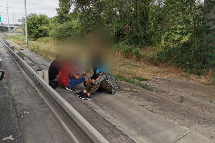Ilustračný obrázok k článku FOTO: Bratislavskí policajti zadržali pred mostom Lafranconi skupinu nelegálnych migrantov