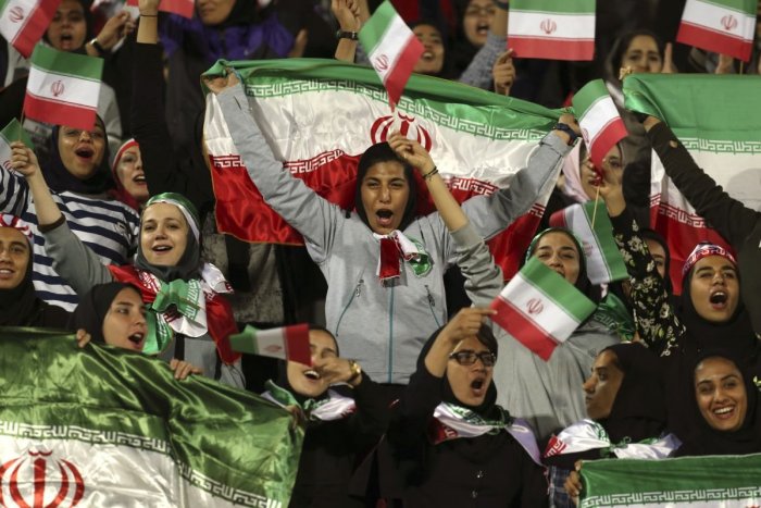 Ilustračný obrázok k článku Iránska futbalová fanúšička sa upálila pred budovou súdu v Teheráne