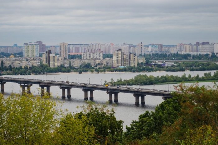 Ilustračný obrázok k článku Muž strieľal do vzduchu a vyhrážal sa odpálením kyjevského mosta: Zadržalo ho komando