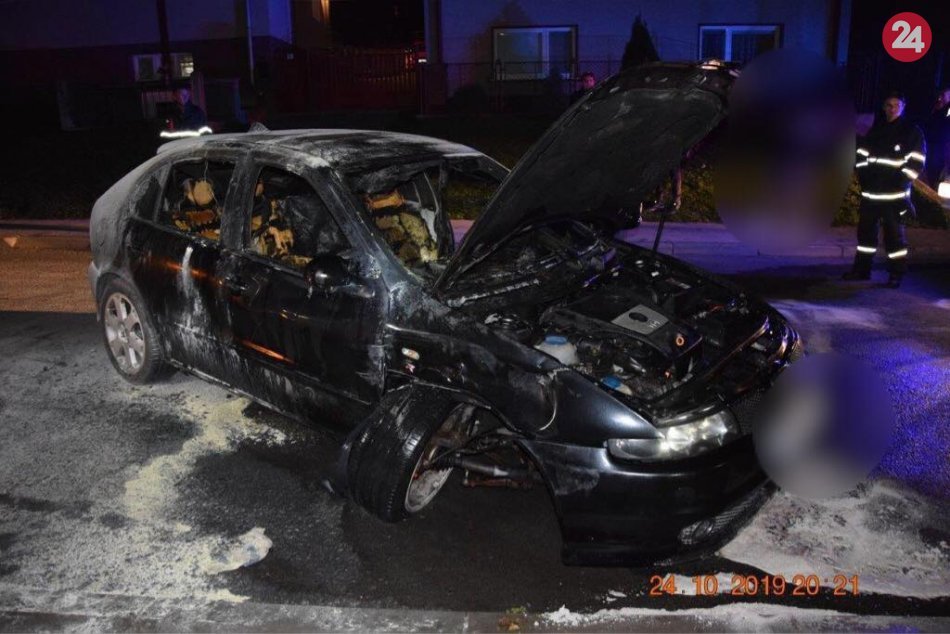 Ilustračný obrázok k článku Po zrážke v Selciach sa auto vznietilo a zhorelo. Polícia prehovorila o nehode, FOTO