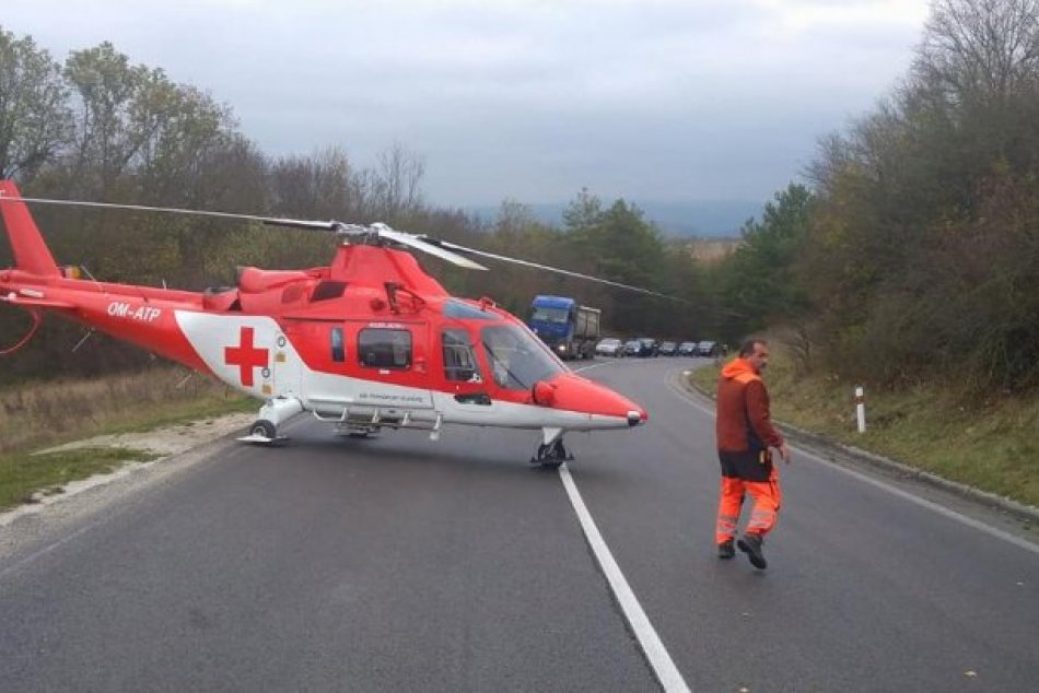 Ilustračný obrázok k článku Dopravná nehoda v Starej Turej: Na ceste musel pristáť vrtuľník, FOTO a VIDEO