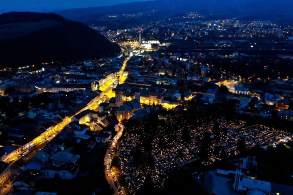 Ilustračný obrázok k článku V Bystrici sa rozhoreli tisíce sviečok: Nádhera zachytená z výšky, FOTO