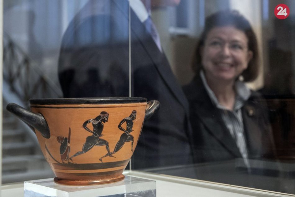 Ilustračný obrázok k článku Považovali ju za stratenú: Antickú čašu venovanú prvému víťazovi maratónu vrátili Grécku
