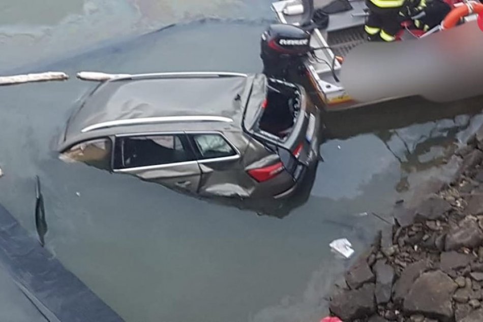 Ilustračný obrázok k článku Auto sa zrútilo z mosta do Oravskej priehrady: Vodič nehodu neprežil