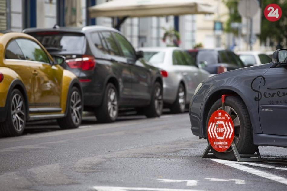Ilustračný obrázok k článku Zvláštny postup Petržalky: Vodičom chce preplácať pokuty za zlé parkovanie