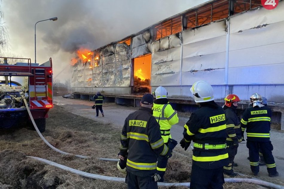 Ilustračný obrázok k článku Rozsiahly požiar v Dunajskej Strede: Horela hala na výrobu peliet, škody za pol milióna eur, FOTO