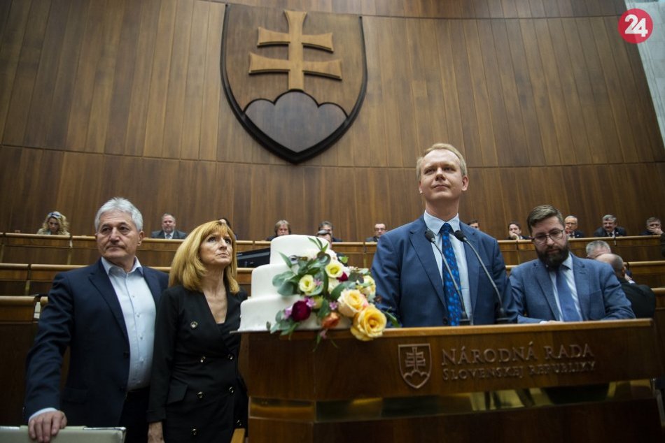 Ilustračný obrázok k článku Fraška v parlamente, Danko kričí: Odneste tú tortu! Galkovci hlasovali so Smerom a Kotlebovcami
