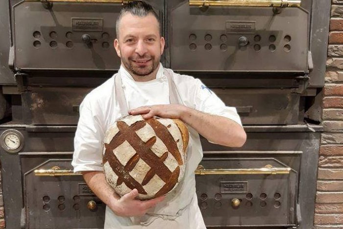 Ilustračný obrázok k článku Aleš vymenil prácu šefkuchára za pekára, pochváliť sa môže piatimi kváskami + RECEPT