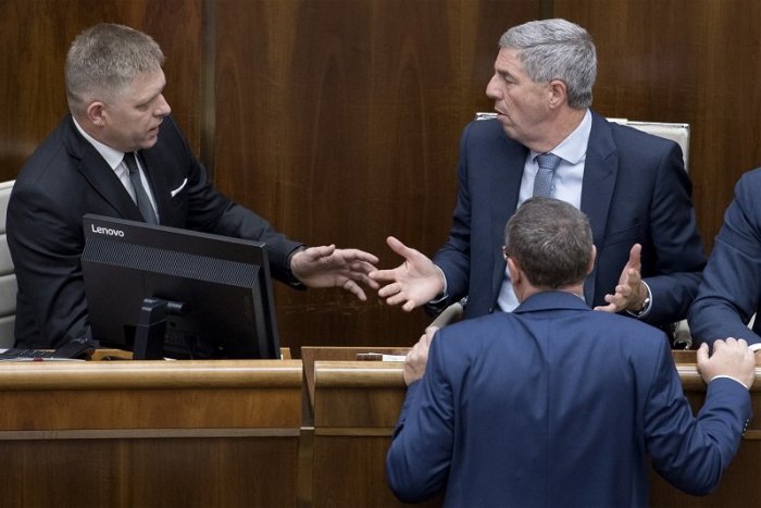 Ilustračný obrázok k článku Danko emotívne kritizoval opozíciu, Fico odkázal Bugárovi, že "sa pchajú do zadku" Matovičovi