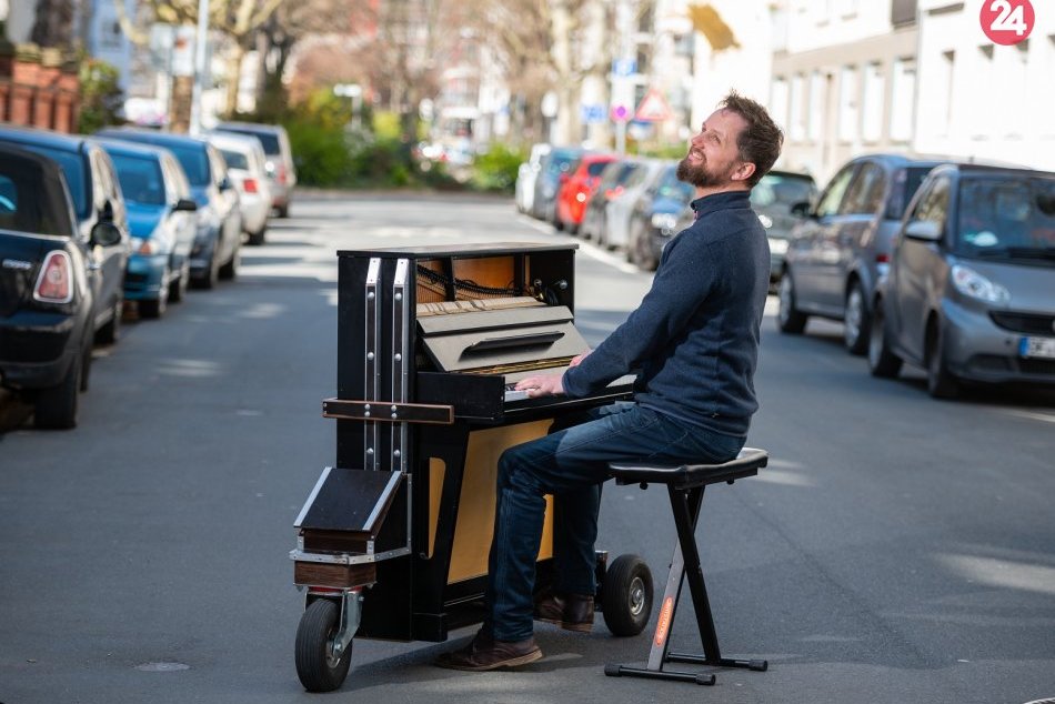 Ilustračný obrázok k článku KURIOZITA DŇA: Klavirista Simon hrá na ulici pre ľudí v karanténe
