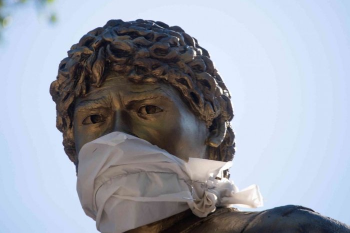 Ilustračný obrázok k článku V Argentíne to myslia s nosením rúšok vážne: Jedno sa ušlo aj Maradonovej soche!