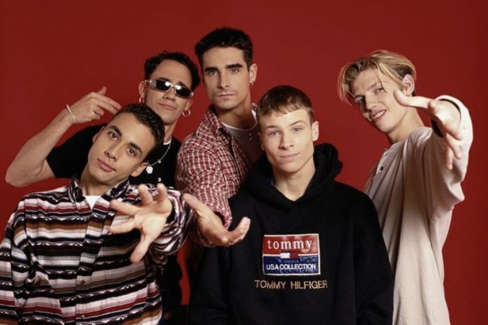 Ilustračný obrázok k článku Pamätáte si na skupinu Backstreet Boys? Z fešákov sú OTECKOVIA a ťahá im na päťdesiatku! FOTO