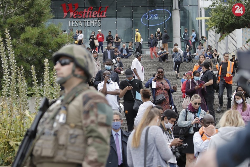 Ilustračný obrázok k článku Polícia evakuovala nákupné centrum v Paríži: V budove mal byť ozbrojený muž