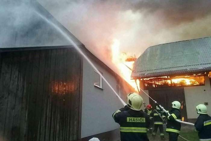 Ilustračný obrázok k článku Desiatky hasičov v akcii: Pri Tvrdošíne pohltil oheň dve humná