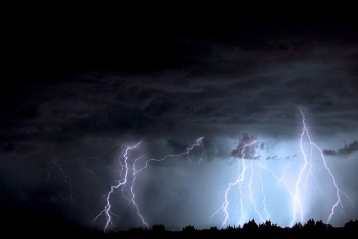 Ilustračný obrázok k článku Náhla zmena počasia: Viaceré okresy v znamení búrok, meteorológovia dvíhajú varovný prst!