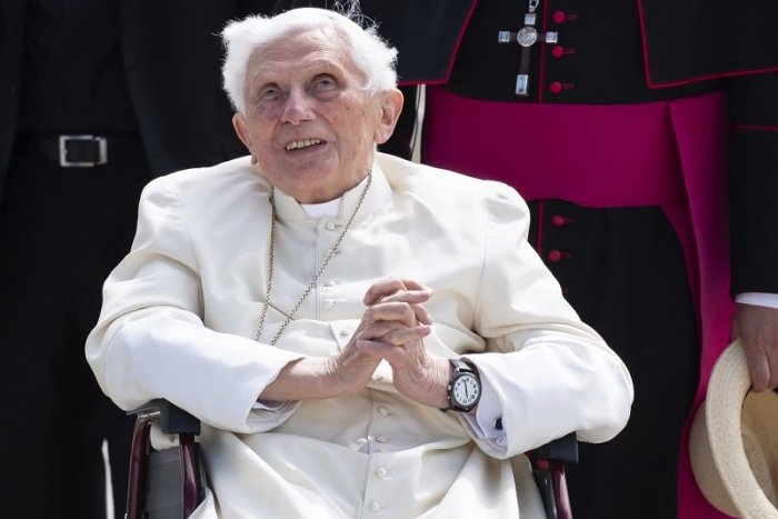 Ilustračný obrázok k článku Emeritného pápeža Benedikta XVI. trápi bolestivá infekcia "ruža"