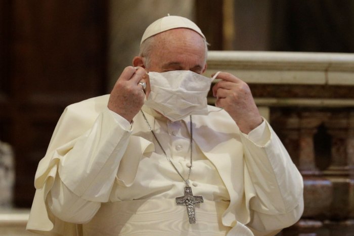 Ilustračný obrázok k článku VEĽKÁ premiéra pápeža na verejnosti: POZRITE, už aj on si nasadil rúško!