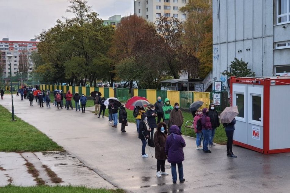 Ilustračný obrázok k článku Vypuklo veľké testovanie národa: KOLÓNY a DLHÉ RADY sú v celej Bratislave! + FOTO