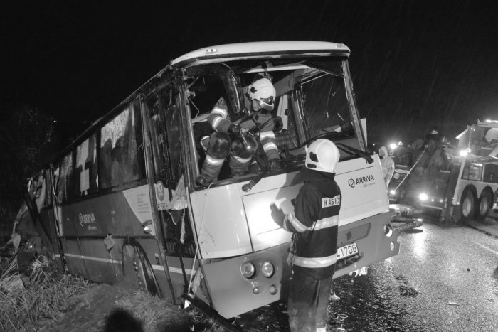 Ilustračný obrázok k článku Nešťastie, ktoré otriaslo Slovenskom: Prešiel ROK od tragickej nehody autobusu pri Nitre