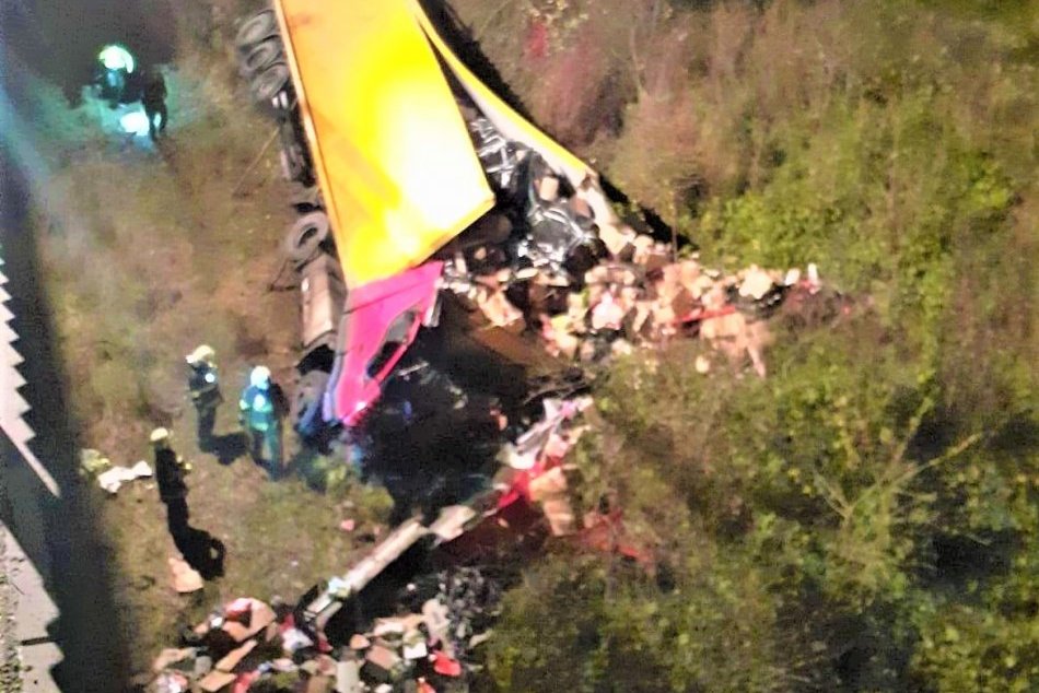 Ilustračný obrázok k článku DESIVÉ zábery z východu: Kamión sa zrútil z mosta, vodič neprežil