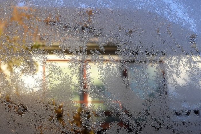 Ilustračný obrázok k článku Mieri k nám mrznúci dážď i sneženie. Pozor na cestách, platí výstraha pred poľadovicou