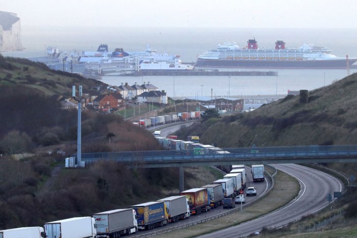 Ilustračný obrázok k článku Britániu odstrihli od sveta: Kamióny trčia na hraniciach! Dostanú sa Slováci domov? FOTO