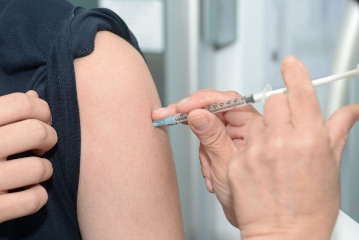 Ilustračný obrázok k článku Vyšli s pravdou von! Koľko ľudí má v Česku po očkovaní vedľajšie účinky?
