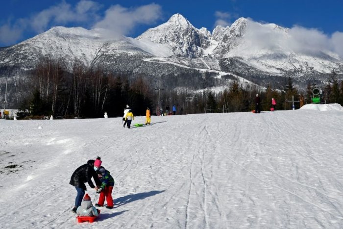 Ilustračný obrázok k článku ZÁBERY, ktoré trhajú srdce nielen lyžiarom: Tatranské zjazdovky zívajú prázdnotou