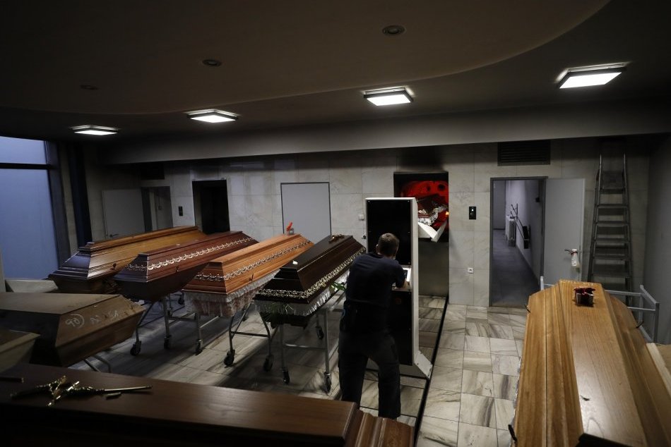 Ilustračný obrázok k článku Kam s nebožtíkmi? Najväčšie české krematórium nezvláda nápor zosnulých s COVID-19