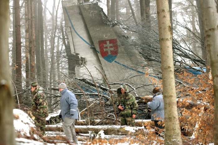 Ilustračný obrázok k článku Pred 15 rokmi sa Slovensko zahalilo do smútku: Pri páde lietadla zahynulo 42 vojakov, FOTO
