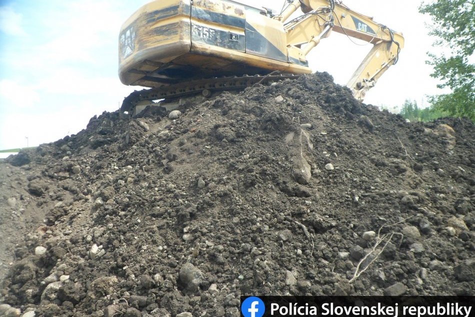 Ilustračný obrázok k článku Polícia odhalila na Orave gigantickú sládku: Desaťtisíce ton nebezpečného odpadu! FOTO