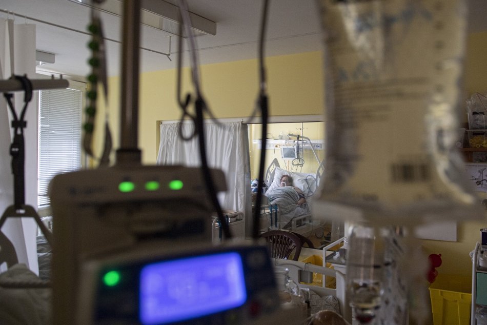 Ilustračný obrázok k článku Koronavírus: Nemocnice hlásia rekordný počet hospitalizovaných, pribudlo 118 úmrtí