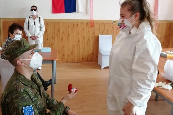 Ilustračný obrázok k článku Zdravotníčka išla na testovanie pomáhať, potom prišiel ŠOK: Vojak ju dojal k slzám! FOTO