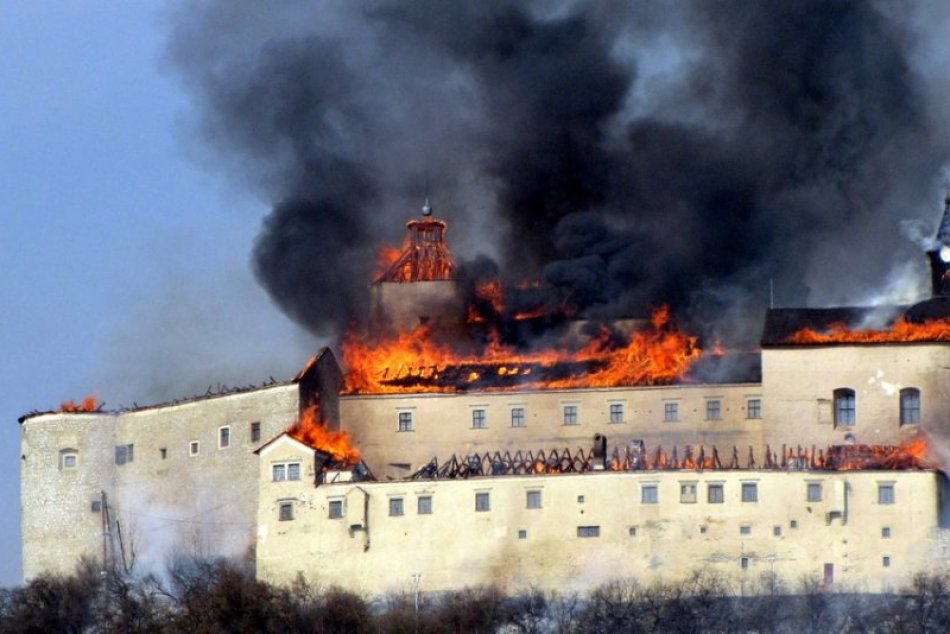 Ilustračný obrázok k článku Z opisu hasičov ide hrôza aj po deviatich rokoch: Požiar Krásnej Hôrky v OBRAZOCH