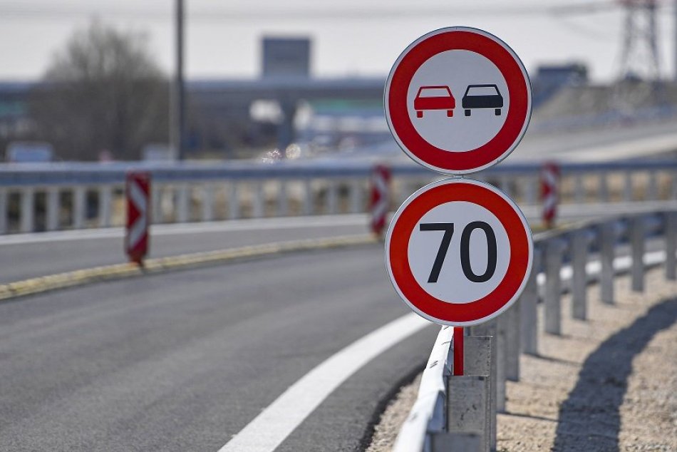 Ilustračný obrázok k článku Na diaľnici D1 musia vodiči v najbližších dňoch rátať s obmedzeniami