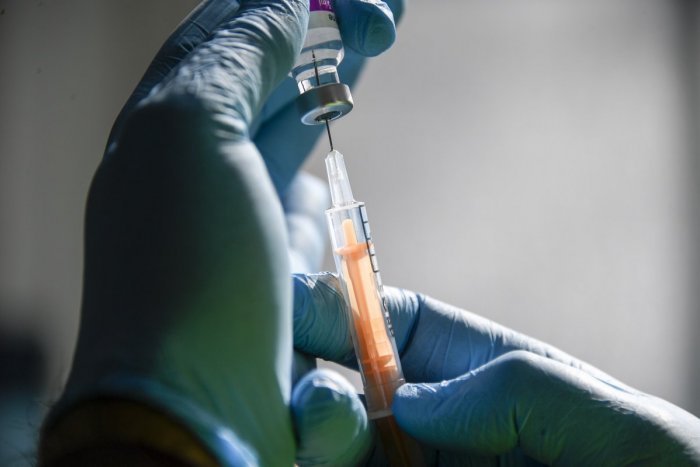 Ilustračný obrázok k článku Dostal obe dávky vakcíny a nakazil sa juhoafrickým variantom koronavírusu!