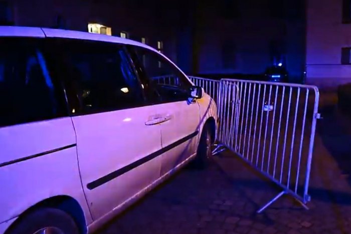 Ilustračný obrázok k článku Úmysel či bežná nehoda? Muž vrazil autom do plotu pred Úradom vlády v Prahe
