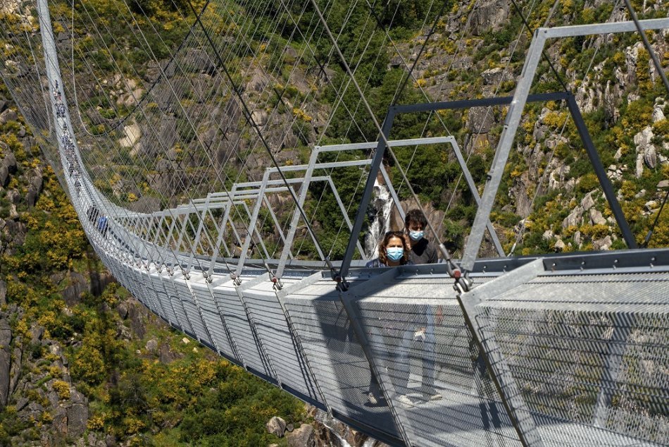 Ilustračný obrázok k článku KURIOZITA DŇA: Otvorili najdlhší visutý most pre peších na svete. Deti majú vstup zakázaný!