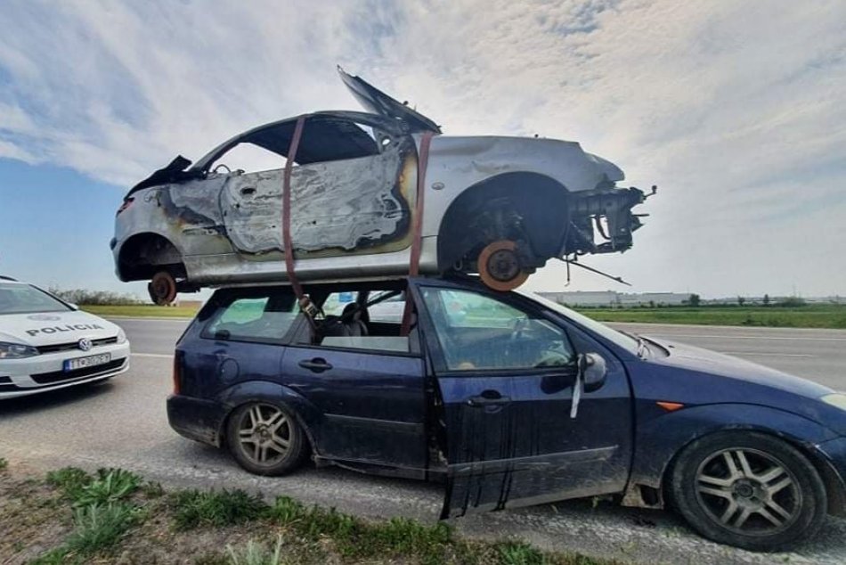 Ilustračný obrázok k článku FOTO z Trnavy valcuje internet: Policajti zastavili šoféra s autom na streche