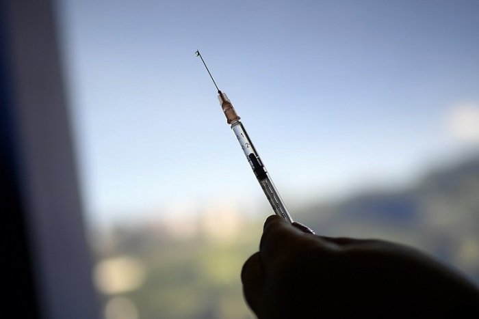 Ilustračný obrázok k článku Slováci, žijete v zahraničí a chcete sa dať očkovať? Na TOTO máte nárok!