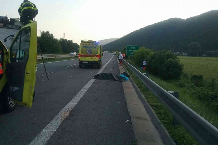 Ilustračný obrázok k článku Tragédia na R1: Chodec po zrážke s autom nemal šancu, zranený je aj vodič! FOTO