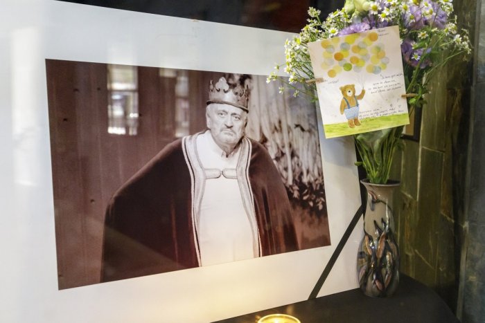 Ilustračný obrázok k článku Tajný pohreb Milana Lasicu: Na poslednej rozlúčke bola len rodina a blízki