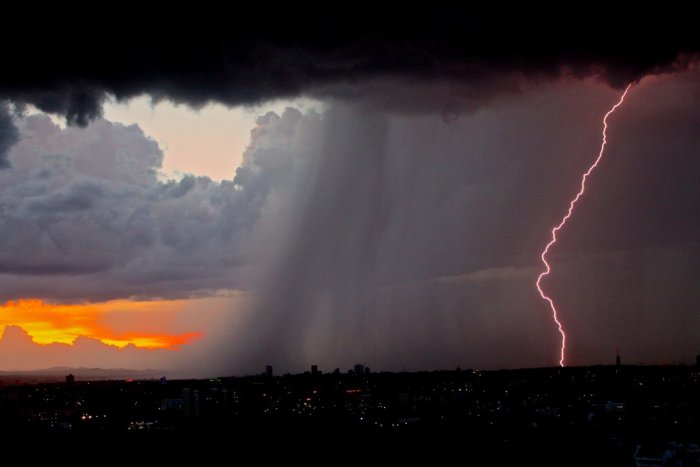 Ilustračný obrázok k článku Mali prísť tropické horúčavy, ale všetko je INAK: Prídu búrky a blesky! KEDY dorazia?