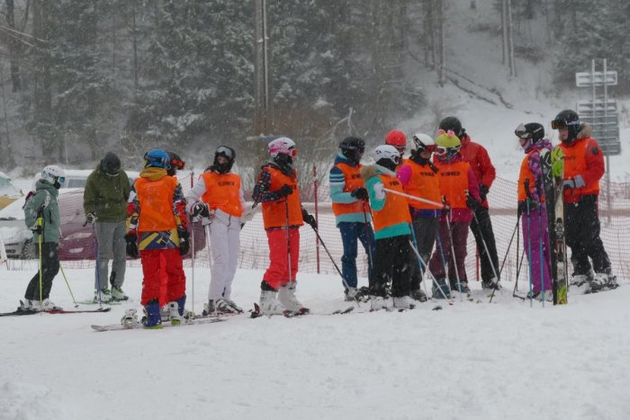 Ilustračný obrázok k článku Môžu školy organizovať lyžiarske výcviky? Rezort školstva VARUJE: Áno, ALE!