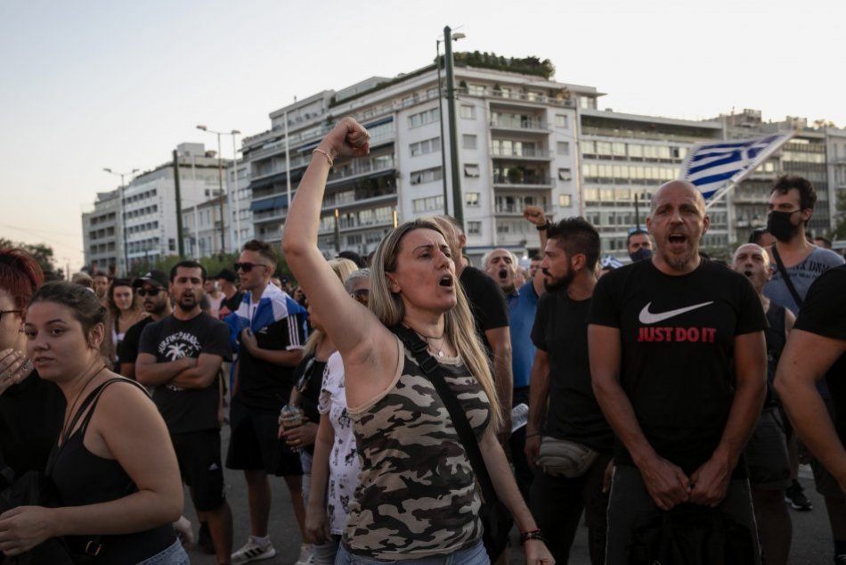 Ilustračný obrázok k článku Tisícky odporcov očkovania opäť vyšli do ulíc: Gréci sa do policajtov pustili fľašami