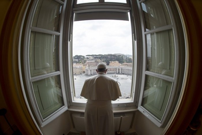 Ilustračný obrázok k článku HLASUJTE: Mali by pustiť na podujatia s pápežom aj neočkovaných? Svitá nádej!