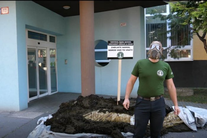 Ilustračný obrázok k článku Mikas si pred úradom našiel kopu HNOJA s odkazom od kotlebovcov: Zabíjate národ!